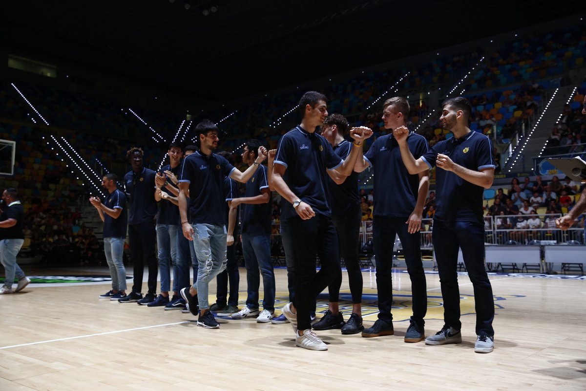 GranCanariaCB's tweet photo. @GCArenaOficial 👊 Homenaje merecido a los canteranos que durante el verano estuvieron con sus selecciones.

💥 Trabajo diario de @BaseCBGC para formar buenos jugadores, y también buenas personas.

📍 ¡Nos espera un gran año de baloncesto en La Vega de San José! https://t.co/NSSyyACkIz