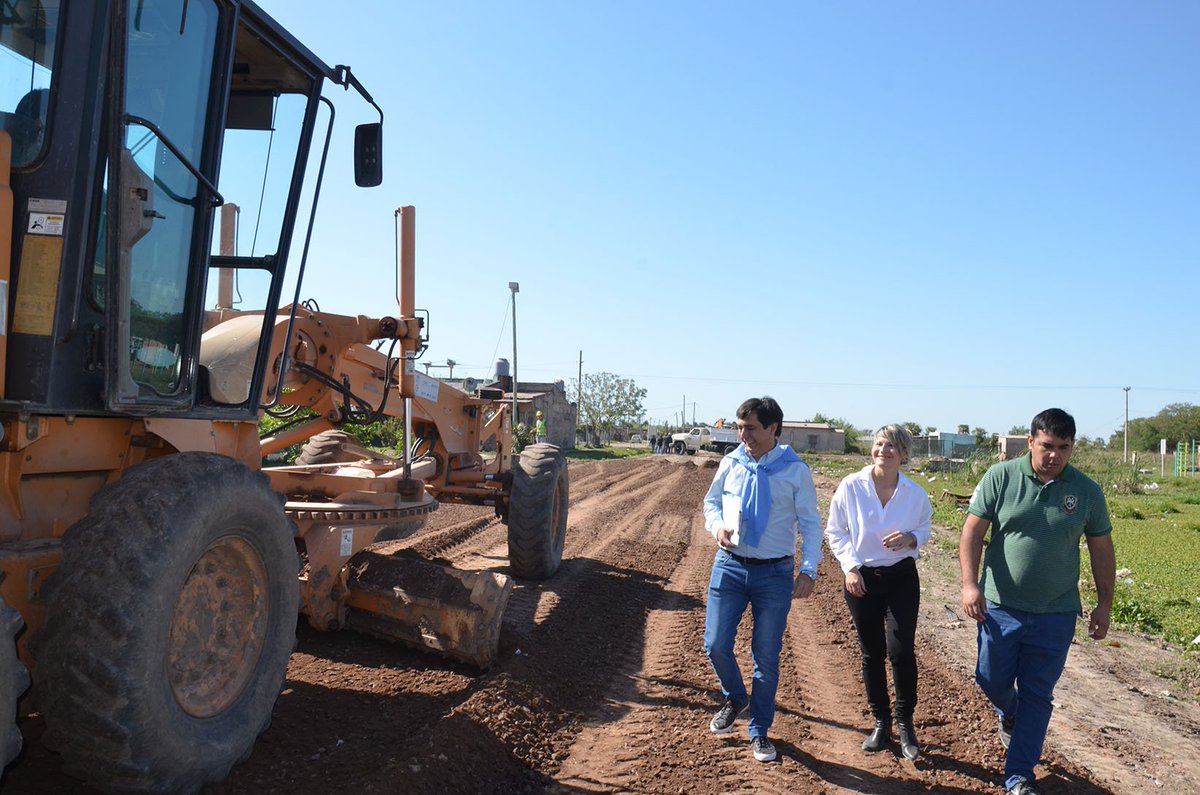 GustavoPorChaco's tweet photo. Junto a la vocal de #IPDUV y candidata a Concejal, @OtiliaAguirreok recorrimos las obras del Barrio El Porvenir.
En el marco del programa #PIR se están realizando trabajos de #Desagües #Alumbrado y #Ripiado de 11 calles. https://t.co/pBQNZg3DEi