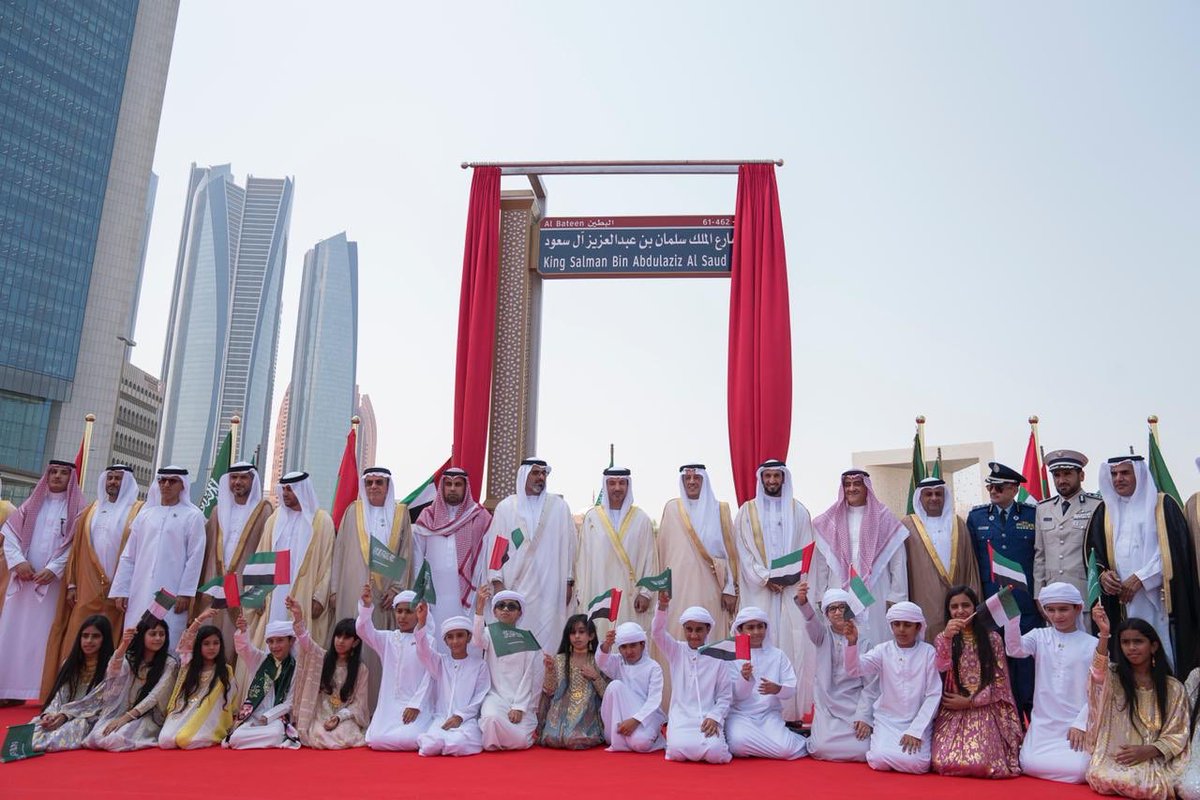 HazzaBinZayed's tweet photo. بتوجيهات رئيس الدولة وأوامر الشيخ محمد بن زايد، شهدنا بكل فخر واعتزاز تدشين شارع الملك سلمان بن عبدالعزيز في أبوظبي شاهداً على عظمة إنجازات خادم الحرمين الشريفين وعمق العلاقات التاريخية التي تربط بين بلدينا وشعبينا الشقيقين
#همة_حتى_القمة
#اليوم_الوطني_السعودي_89 https://t.co/BPLLhWgBZ8