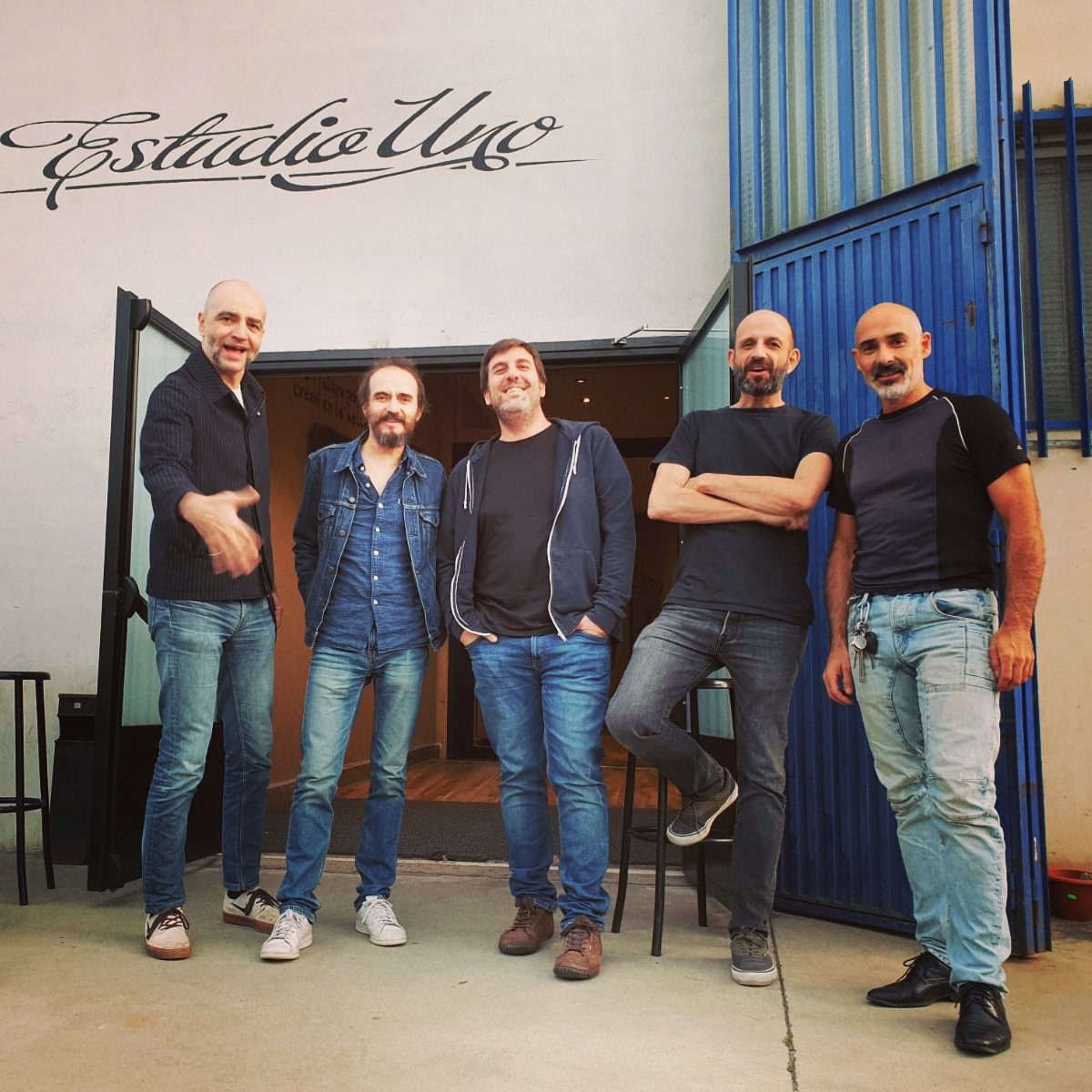 Yo solo digo que es un discazo.
¿Un poco de spoiler? Hay distorsión y zurra al 200%.
He terminado de grabar en <a href="/_estudiouno/">ESTUDIO UNO</a> el nuevo disco de Los Enemigos. 
#losenemigos