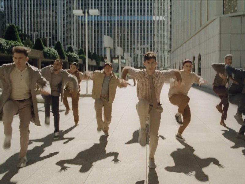 A Beyoncé anthem is stripped of its central theme in this sobering bank ad ow.ly/bybW50wmURO