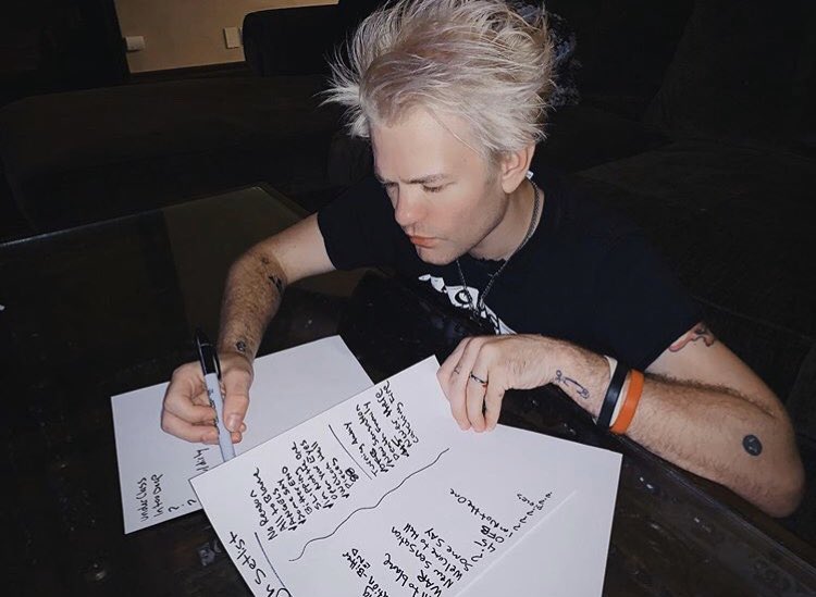 sum41italia's tweet photo. Work in Progress... #deryckwhibley #sum41 #sum41italia #sum41family https://t.co/VEno1rhaWv