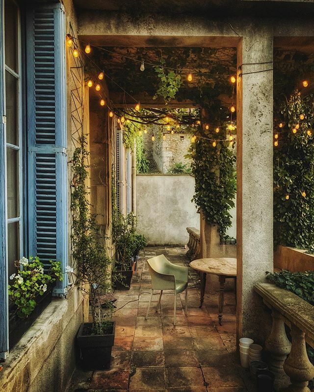 SteveCarss's tweet photo. Love this terrace in the early evening light.. https://t.co/qAAyyEwUAy https://t.co/GIc7f4i3Xj