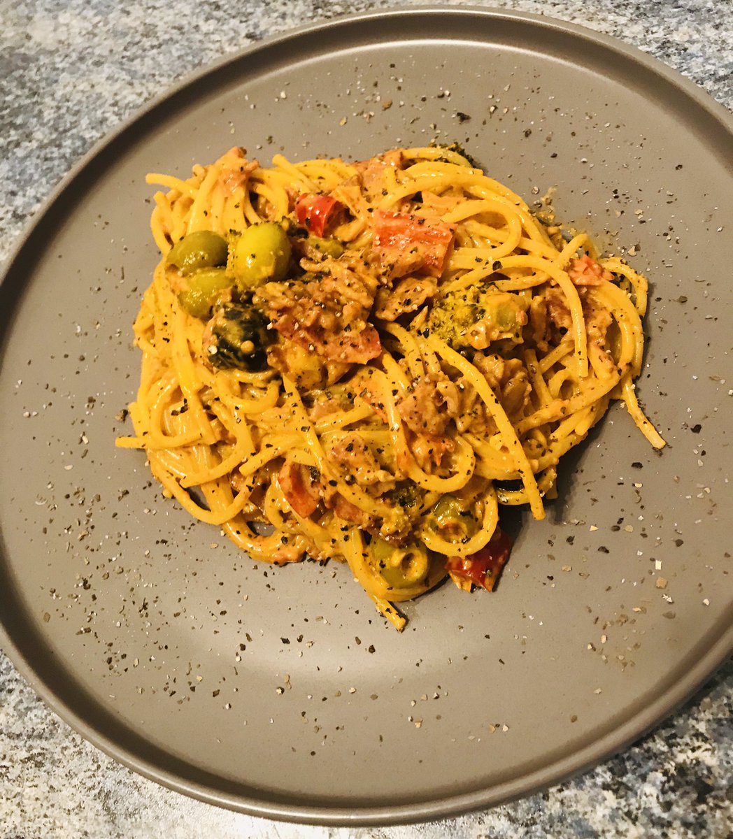 GreekkosKitch's tweet photo. Creamy tomato spaghetti with bacon, broccoli, peppers, olives & Parmesan #foody #homecooking #ownrecipes #foodporn https://t.co/g1ESHMLAI7