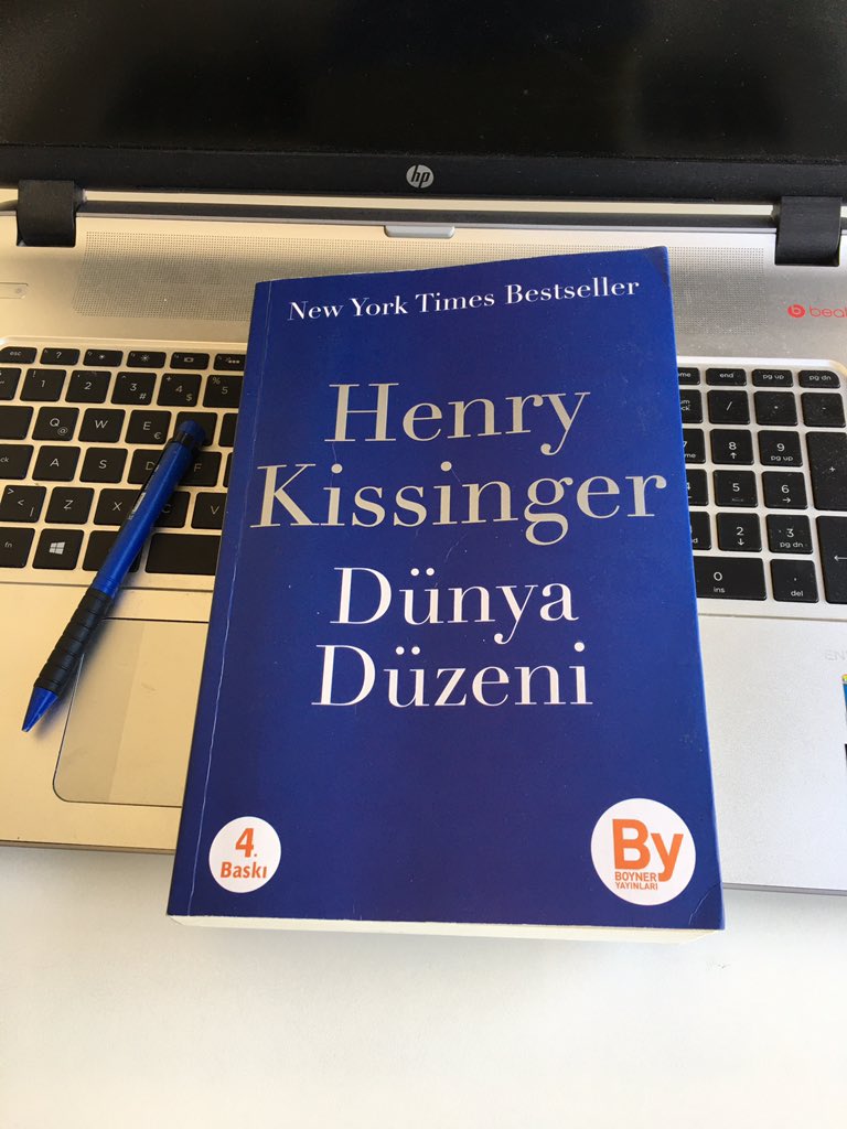 Bay Kissinger konuyu derinlemesine incelemiş  ve anlaşılır bir şekilde yazmış.
Kitabın sayfaları,altını çizmekten,not almaktan,perişan oldu..
Kissinger bizden ve Ortadoğu’dan da bahsetmiş.
Çok önemli tespitleri var
“Tarih,stratejik konularda ciddiyetsizliği er geç cezalandırır.”