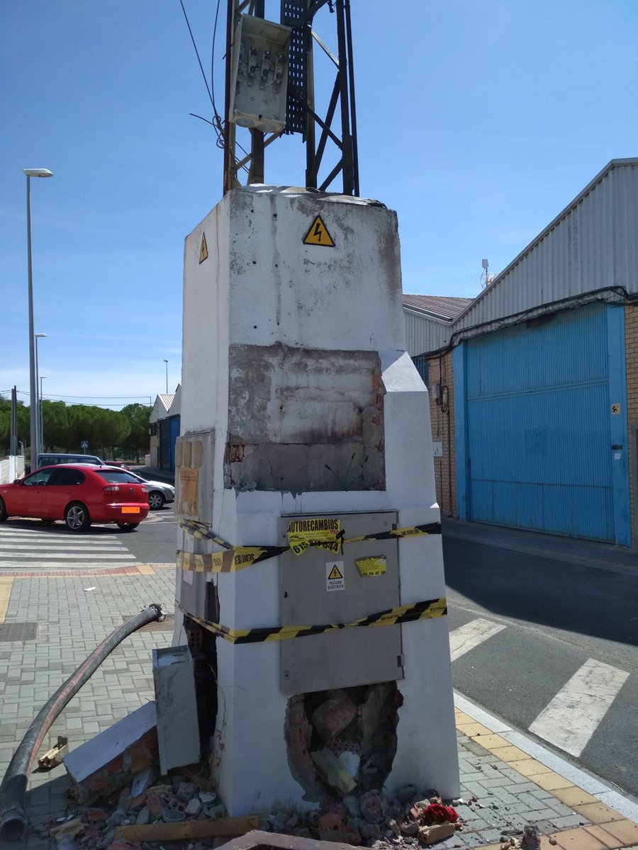 luis_carlos_f's tweet photo. Hay un Poste eléctrico destrozado en calle Pino Macedonio,  41016.  Podría causar algún peligro ajeno,  caídas por obstáculos en acera  etc..   @Ayto_Sevilla. Gracias. https://t.co/IBt74kfa7J