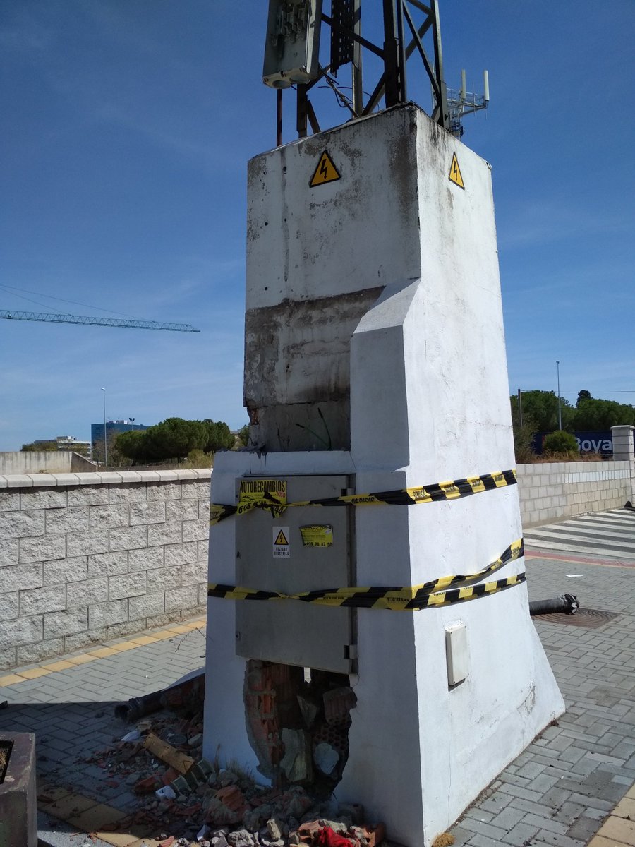 luis_carlos_f's tweet photo. Hay un Poste eléctrico destrozado en calle Pino Macedonio,  41016.  Podría causar algún peligro ajeno,  caídas por obstáculos en acera  etc..   @Ayto_Sevilla. Gracias. https://t.co/IBt74kfa7J