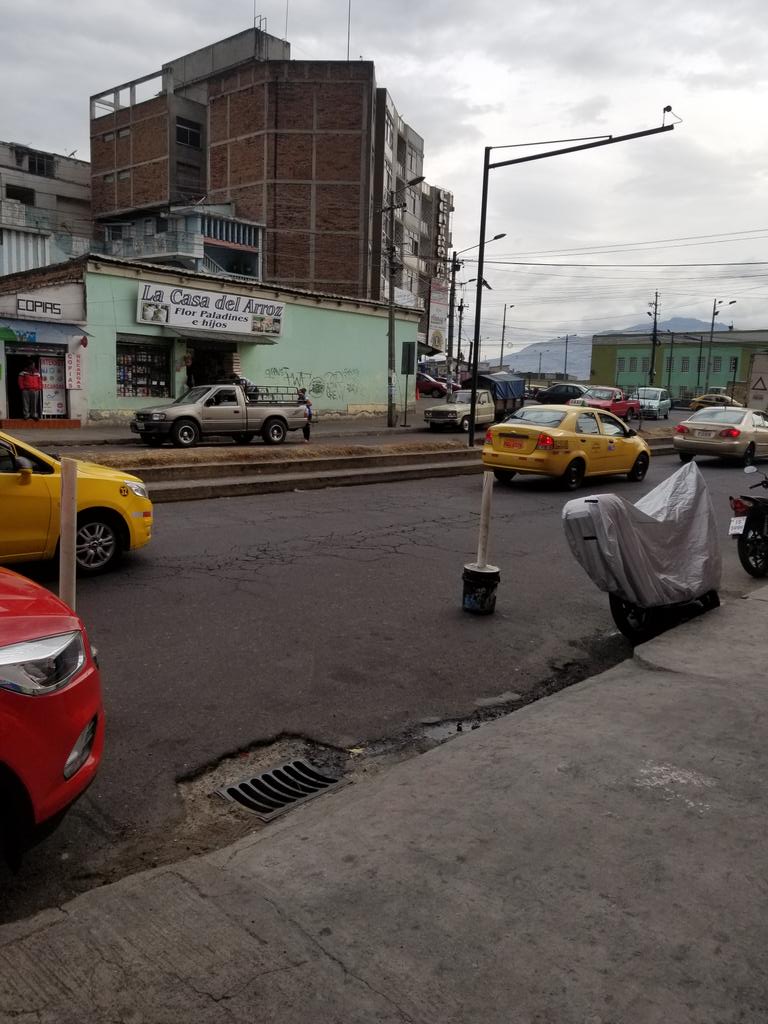Señores <a href="/AMTQuito/">AMT Quito</a> <a href="/LoroHomero/">Jorge Yunda Machado</a> . Porfavor su ayuda en todas partes la gente se adueña de las calles con conos afuera de sus locales. Esto por ejemplo es en el sector de chiriyacu en la calle Juan del valle y Gonzalo Martín. Afuera de todos los locales ponen conos y tarros. GRACIAS
