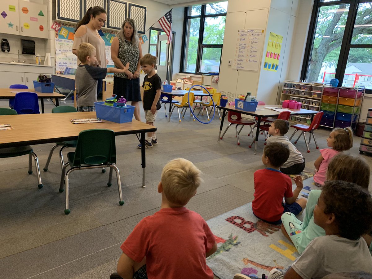 MsRottner's tweet photo. Our social worker, Mrs. Niyo came to visit us to talk about our personal space bubbles and how to avoid being a space invader 🛸 👽 https://t.co/n0m0j0Hfbp