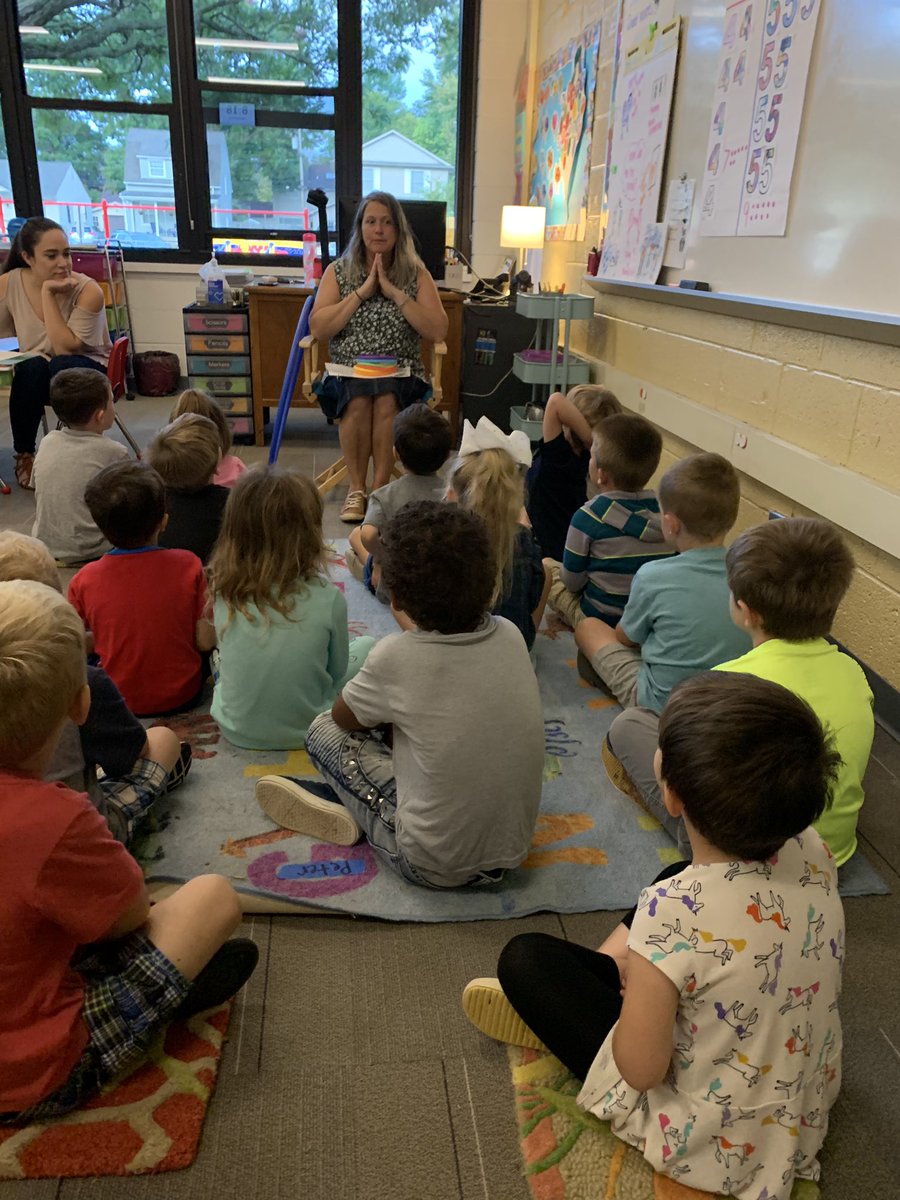 MsRottner's tweet photo. Our social worker, Mrs. Niyo came to visit us to talk about our personal space bubbles and how to avoid being a space invader 🛸 👽 https://t.co/n0m0j0Hfbp
