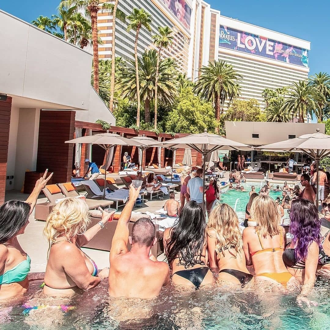 #BarePool #barepoolparty #SurrealLife #bikinigirlsrule #VegasBirthday #BeachBall #BrunetteBeauty #VegasPoolParties #BombShells #MondayMantra #vegaspoolparty #DJLifeStyle #surreal #SummerBody #vegasready #MondayVibes #bodygoals #photooftheday #Mondays dlvr.it/RDkHv2