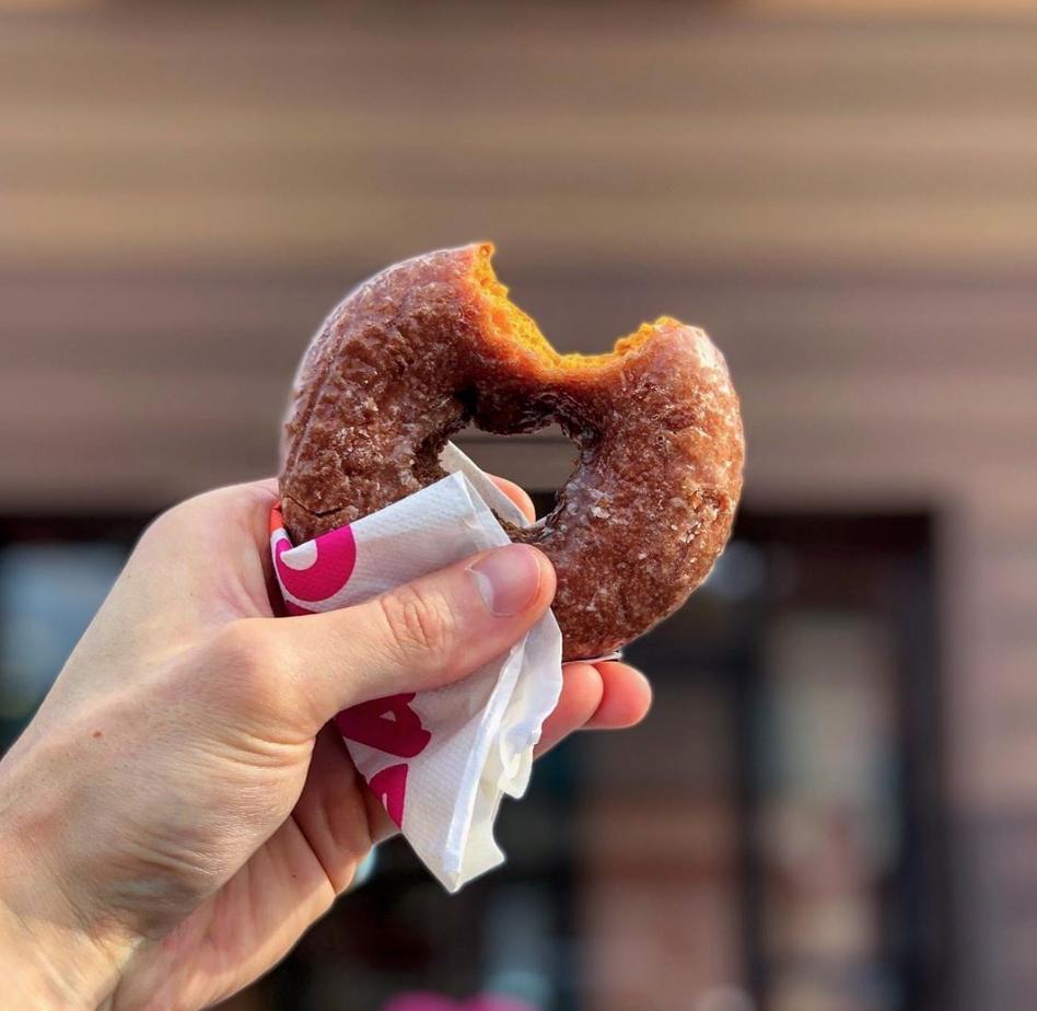 ShopsatMIA's tweet photo. ‘Tis the season for feeding those Fall cravings! Stop by @dunkindonuts to taste their Fall tried-and-true flavors &amp; treats, like this #PumpkinDonut. 🍂🎃📍Located @iflymia Central Terminal Concourse F pre-security, or North Terminal near Gate  D41 post-security. https://t.co/b9RsOC38Rm