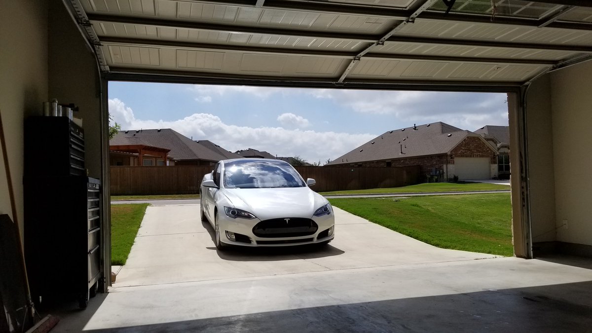 JohnEG78's tweet photo. Today, was one of those days where I felt compelled to clean the car. That, and she was dirty. #Tesla #ModelS #Feynlab #Rinseless https://t.co/ZHJU6n8CKT