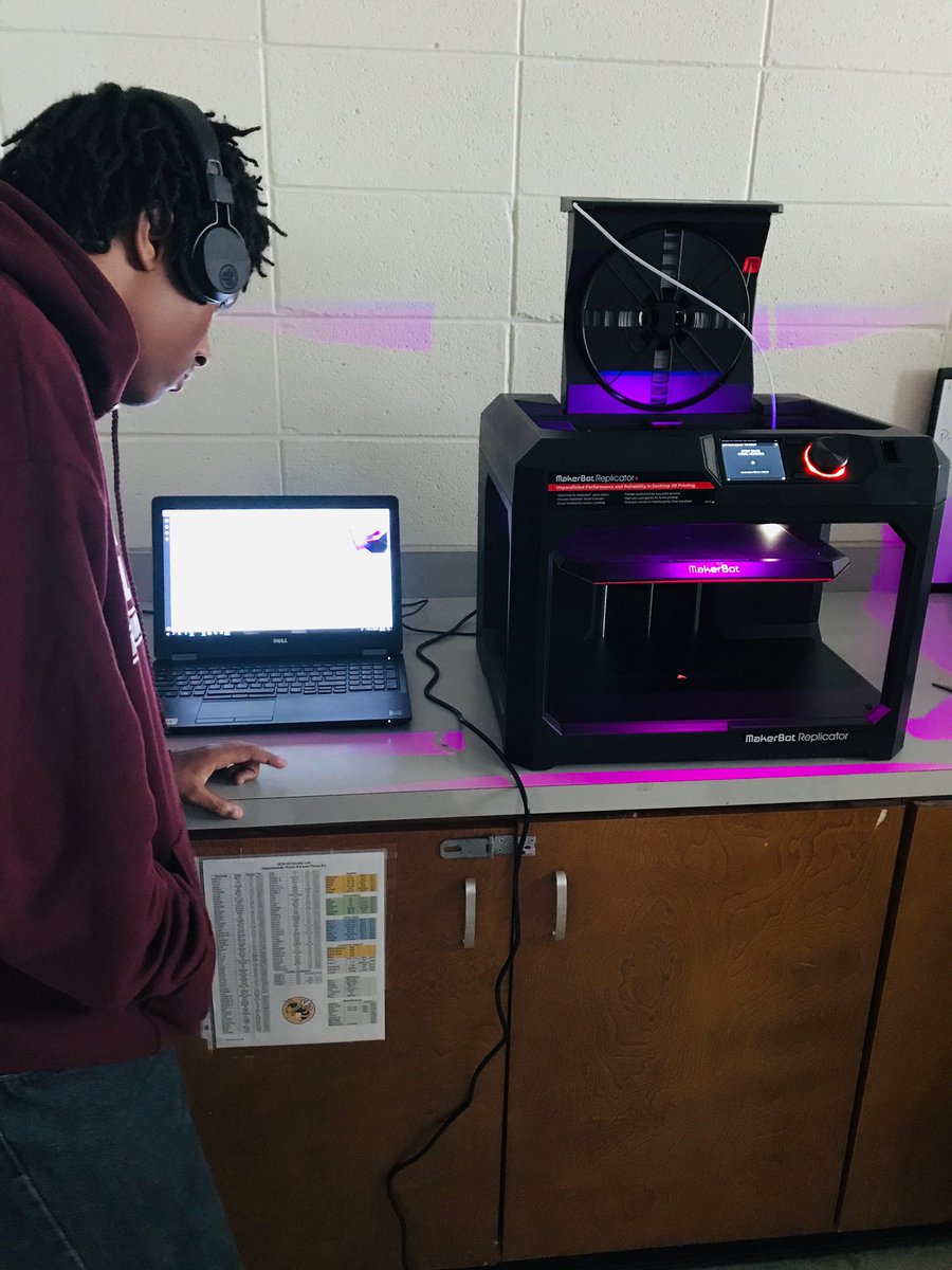 21CCLCSOCSD's tweet photo. Mrs Pate and the high schoolers are creating on the 3D printer in the afterschool program! #starkvillespark @StarkvilleSD https://t.co/yCvDU7ueGF
