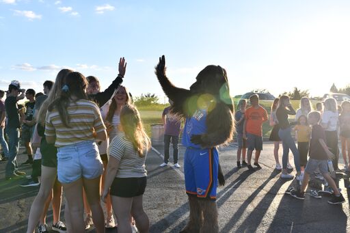 NORTHSTUDENTS_'s tweet photo. UP HIGH 🙌 

Happy first day of FALL! #NORTHSTUDENTS is embracing the new season by giving out FREE Baskin Robbins after Wednesday night experience. See you at 7pm! https://t.co/w0mV06673v