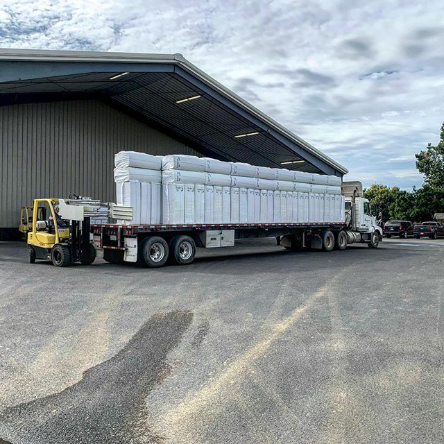 EpicBeer's tweet photo. Last of the Mosaics being loaded out @perraultfarms this morning. @yakimachief #hopharvest2019 #mosaichops #needmorehops https://t.co/npkcq7LFbR https://t.co/q0T3uq5Yis