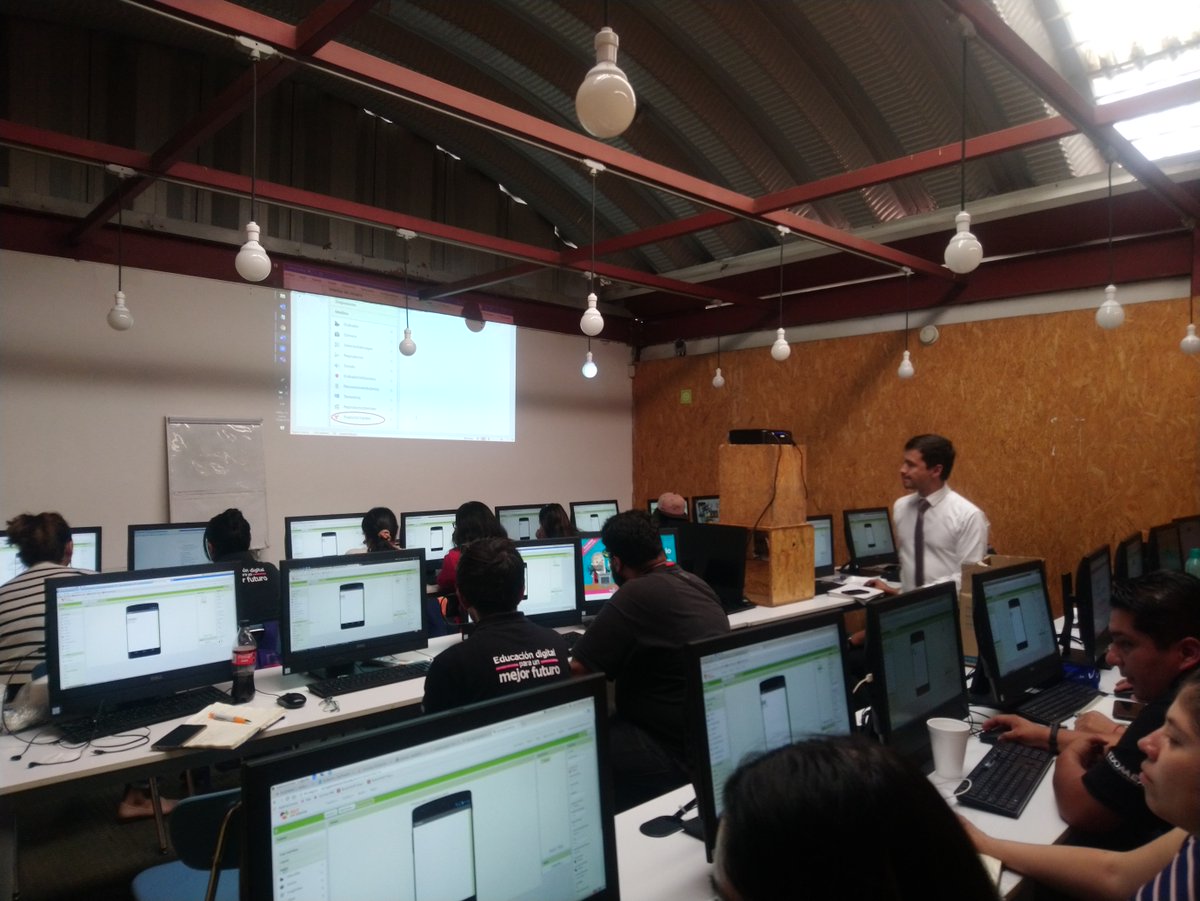 ProaccesoMx's tweet photo. En el Aula POETA del centro RIA Ecatepec 1 capacitamos a los líderes y facilitadores de competencias avanzadas. Carlos Noreña impartió los temas de @arduino e Internet de las Cosas, gracias a @Trust4Americas #Trust4Americas #POETA https://t.co/i8wo831zzK