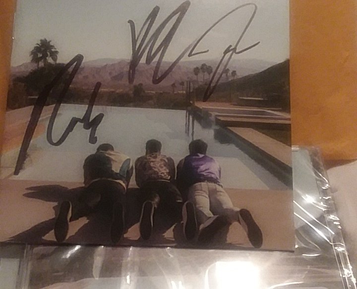 Linz__marie's tweet photo. It only took 13 years, but I finally managed to get @jonasbrothers autographs! https://t.co/WmyvGxQXq5