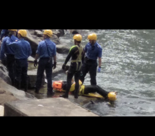 Matchbaby_LOL's tweet photo. https://t.co/FuMEQLOD21
https://t.co/pqXino3PBC

Yesterday night, someone saw several police sneak to Tsuen Wan seaside. Today a dead body was found there.
I mean, who thinks this is coincidence?
#hkpolicebrutality #HKPoliceState
Please save us from #chinazi https://t.co/Zxh1alN3jM