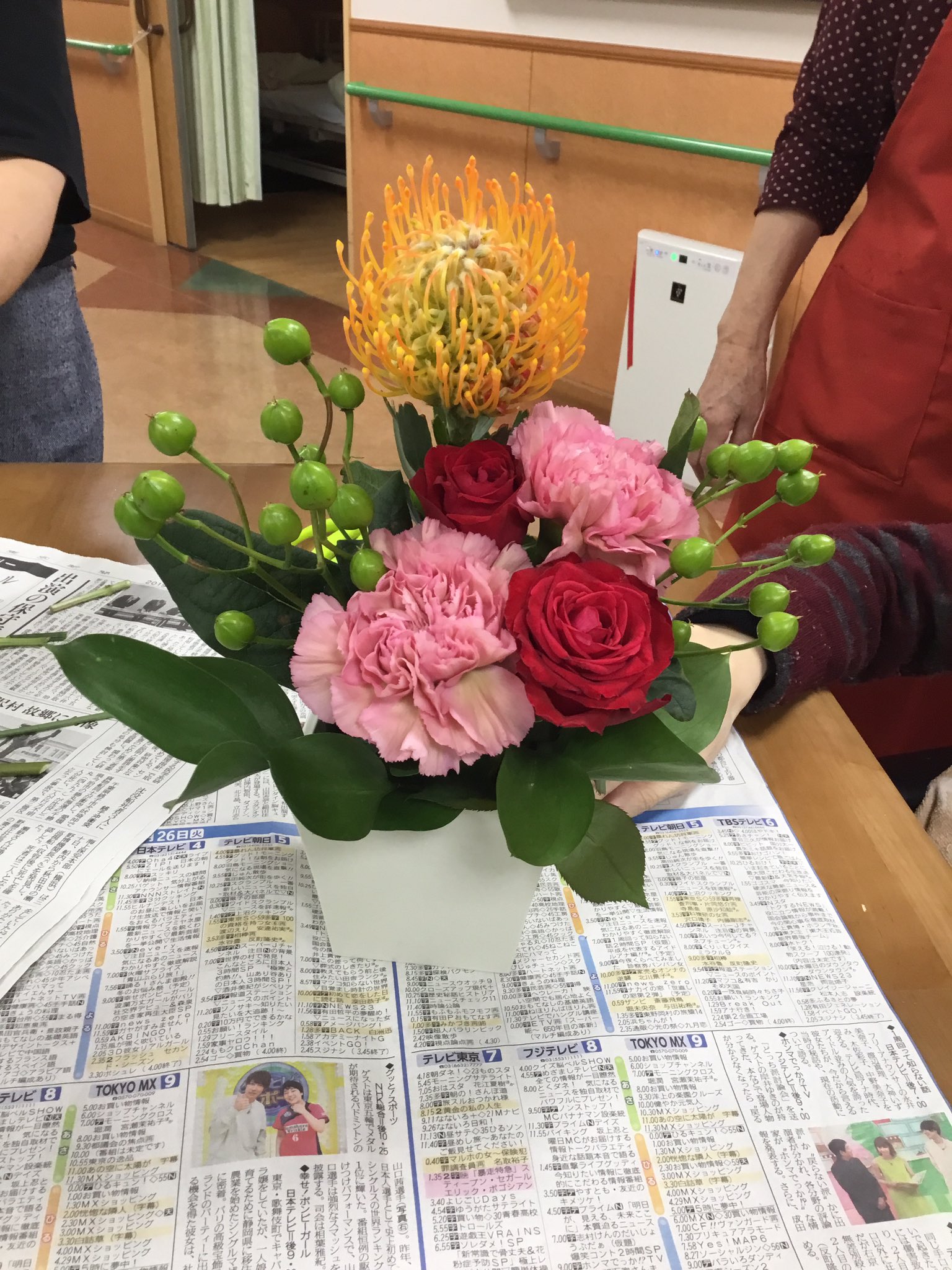 介護老人保健施設池袋えびすの郷 今日は 4階のフロアーで フラワー アレンジメント でした 珍しい花が入っていました ピンクッション まるでマチ針を刺した針山の様 ぴったりな名前です 珍しいね 初めて見るわ 等会話も弾み