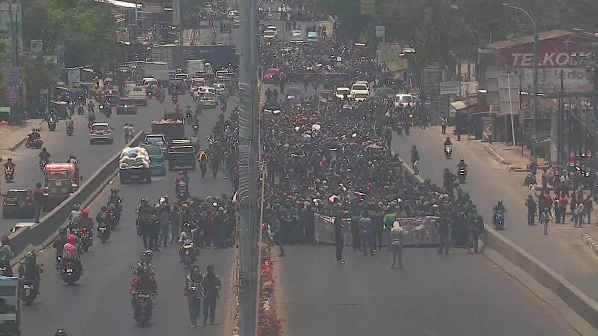 12.03 Aksi long march mahasiwa di flyover saat ini. #CCTVDiskominfoMks O.D