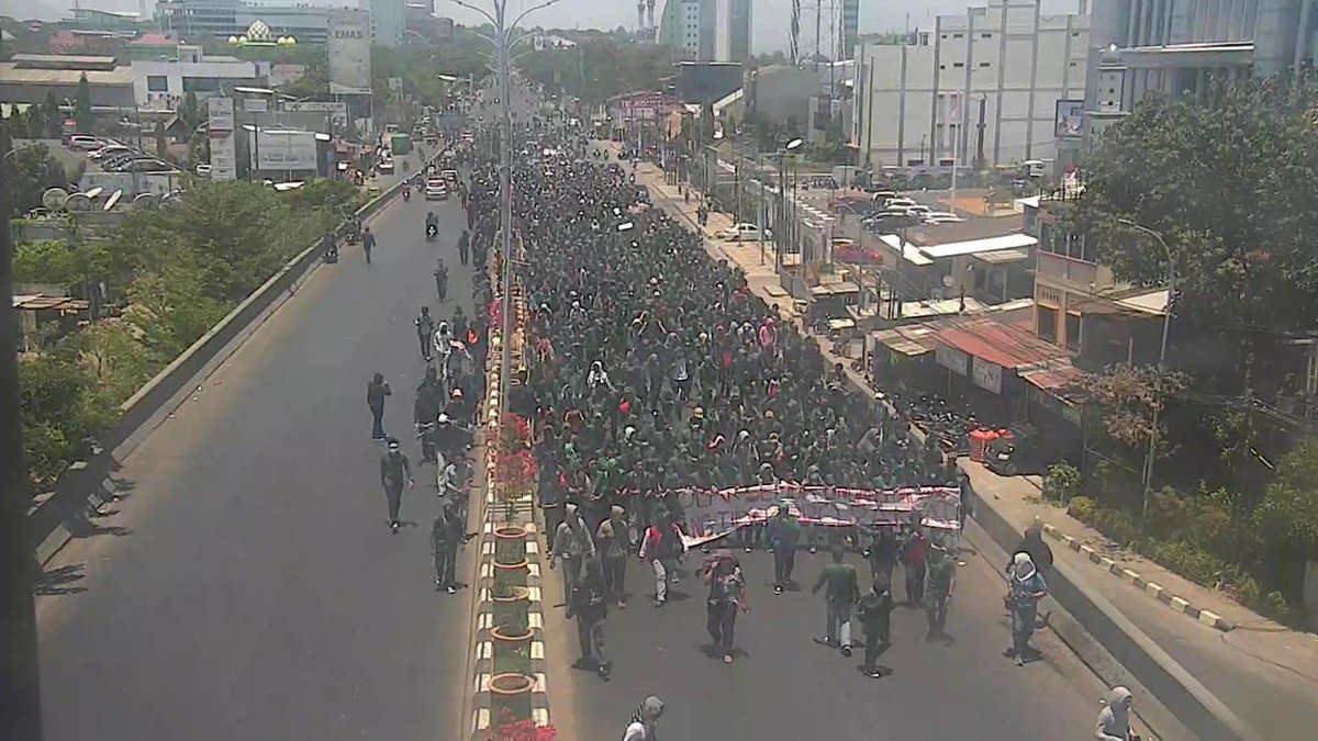 12.12 Aksi long march susulan mahasiswa ke Gedung DPRD Sulsel. #CCTVDiskominfoMks