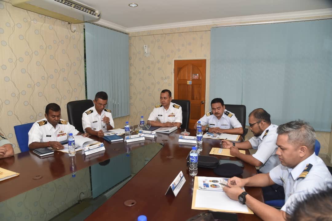 MPA_Barat's tweet photo. Perkasakan pertahanan maritim bersama!
 @tldm_rasmi dan @MYCoastGuard bakal laksanakan eksesais #SAREX bersama November ini. IPC melibatkan kedua pihak berlangsung di @pustakmar hari ini. 

#MaritimeNation 
#NavyNews https://t.co/klh0Ia5QWR