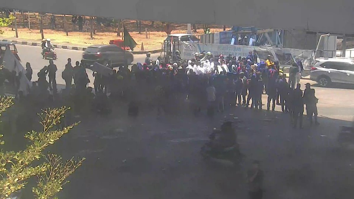 12.22 Kondisi Flyover saat ini. Ttap ciptakan suasana yg kondusif yang kawan-kawan yang demo. Siapkan jalur alternatif jika hendak melintas. #CCTVDiskominfoMKS #lalinmks RIB