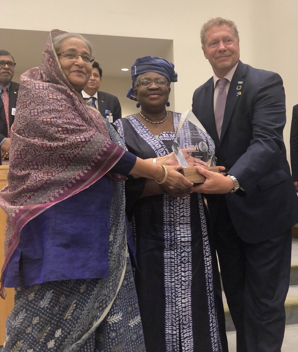 DrSethBerkley's tweet photo. It was my honor to present H.E. Sheik Hasina, Prime Minister of Bangladesh with the Vaccine Hero Award. Under her leadership, immunization &amp; public health services are going further &amp; reaching more households than ever before. #VaccinesWork #UNGA https://t.co/AikuQ8CDGQ