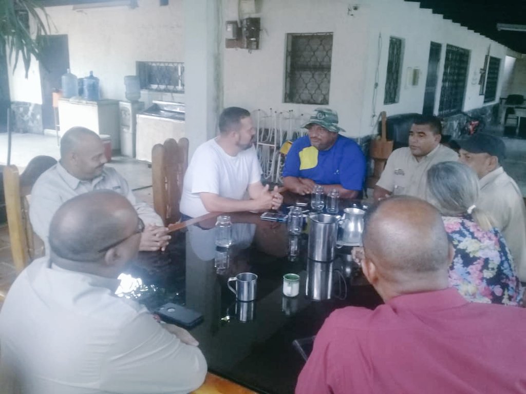 ppcbst_eb's tweet photo. #Enterate🗞|| el Secretariado Político de la #CBST #TonyCastillo, #CarmenCoraspe, #MiguelCedeño, @AHidalgo67 @JoseGilPsuv @MpppstBol Junto al Presidente @peralespsuv realizaron reunión para seguir con las acciones de Trabajo para el beneficios de la #ClaseObrera https://t.co/8fkDUm0MT0