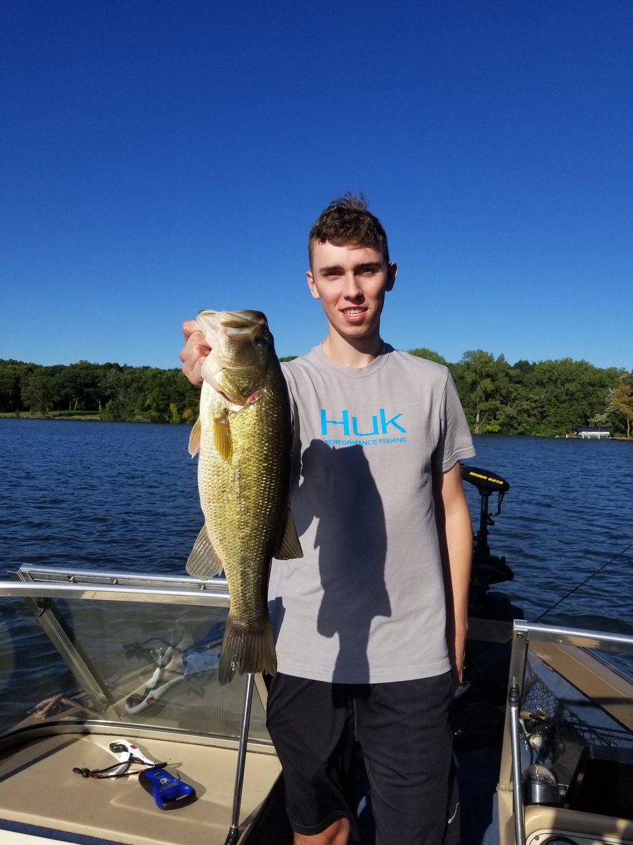 BlazeFishing's tweet photo. First outing of the school year. Sam hooked into this huge Largemouth. It was pretty close to 5 lbs! https://t.co/qkE6SPdUbL