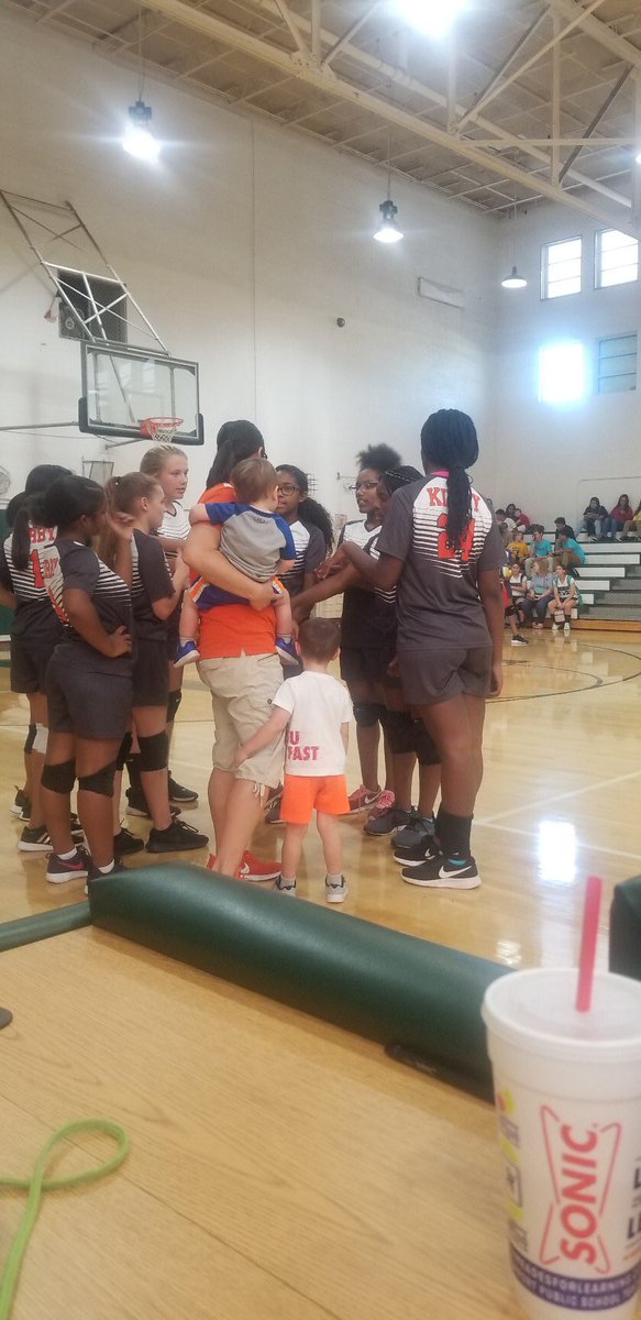 AbbyTwining's tweet photo. When you want your mama, but she’s coaching 🤷‍♀️#iamwfisd #bebold @KMSLadyHounds https://t.co/nERTjsOQUk