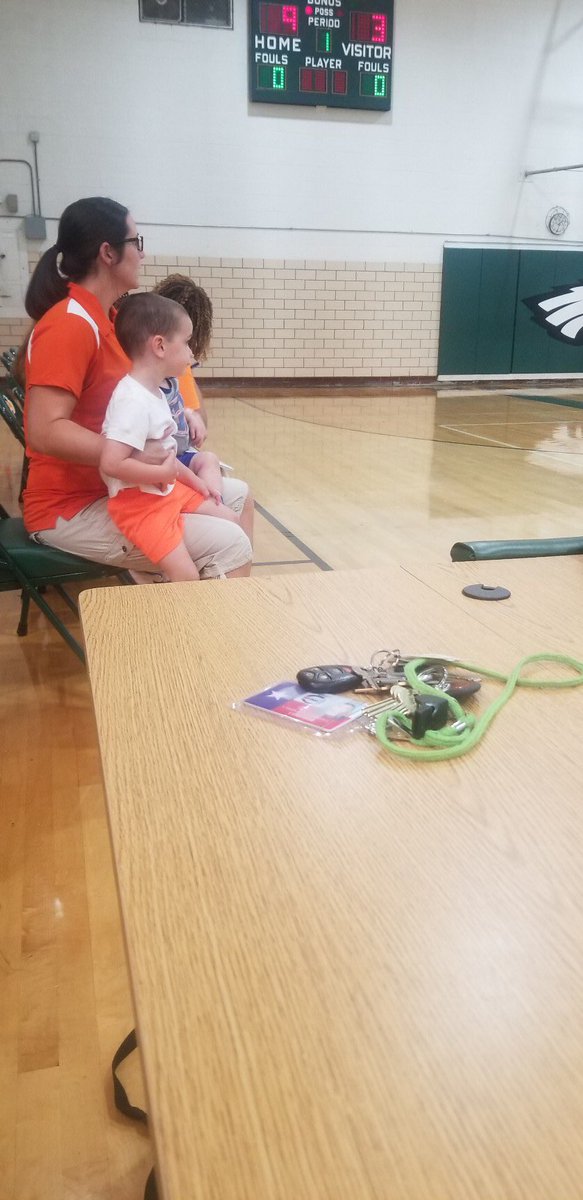 AbbyTwining's tweet photo. When you want your mama, but she’s coaching 🤷‍♀️#iamwfisd #bebold @KMSLadyHounds https://t.co/nERTjsOQUk