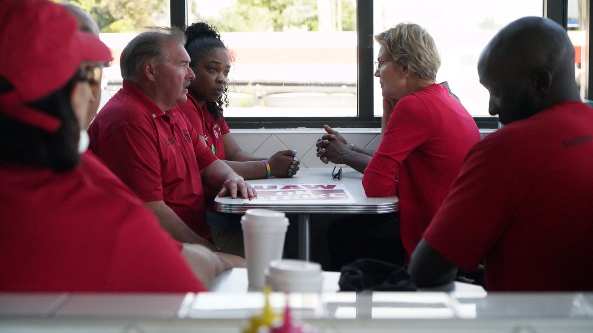 Elizabeth Warren talks with UAW leaders.