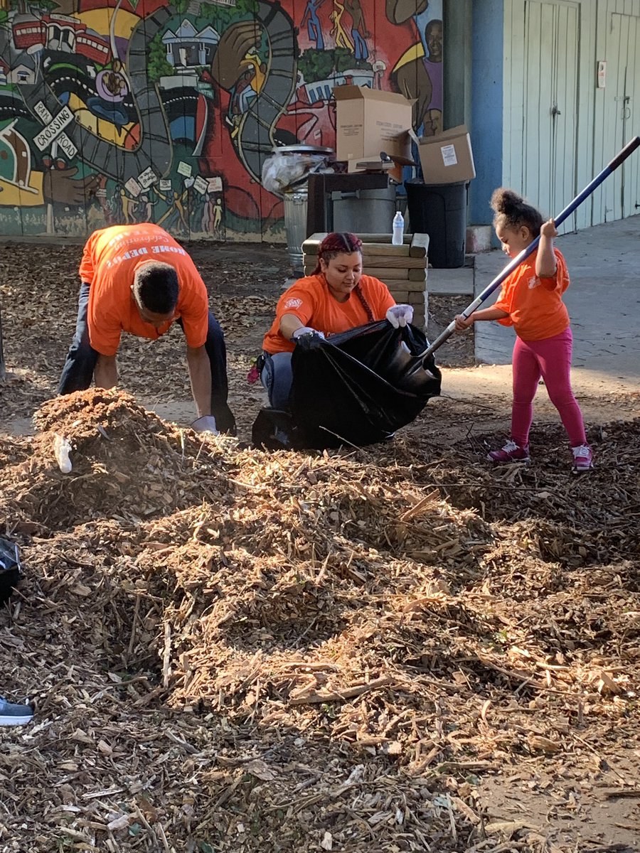 TeetheGrove791's tweet photo. Team Depot event @3277_hd  everyone is all in to help the community from our smallest baby depot family member to or GM we all came together!!!! @John_Neveling @HDKrystle https://t.co/MHLaBCgtg7