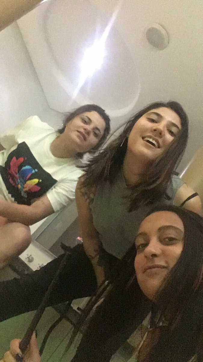 danielaalfred's tweet photo. vou registar o rolê aleatório de sexta hahahahaha muito amor por essas duas!!! ❤️ https://t.co/x3TrIzPRed
