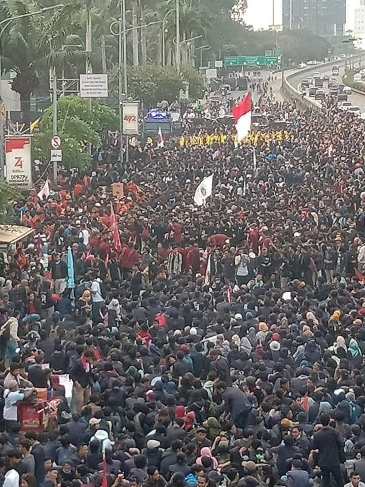 NickBoy7's tweet photo. Biarlah gelora cinta mahasiswa temukan jalannya 😍😅👏👏 
Aksi Mahasiswa 230919 https://t.co/T9ehOWUvoR