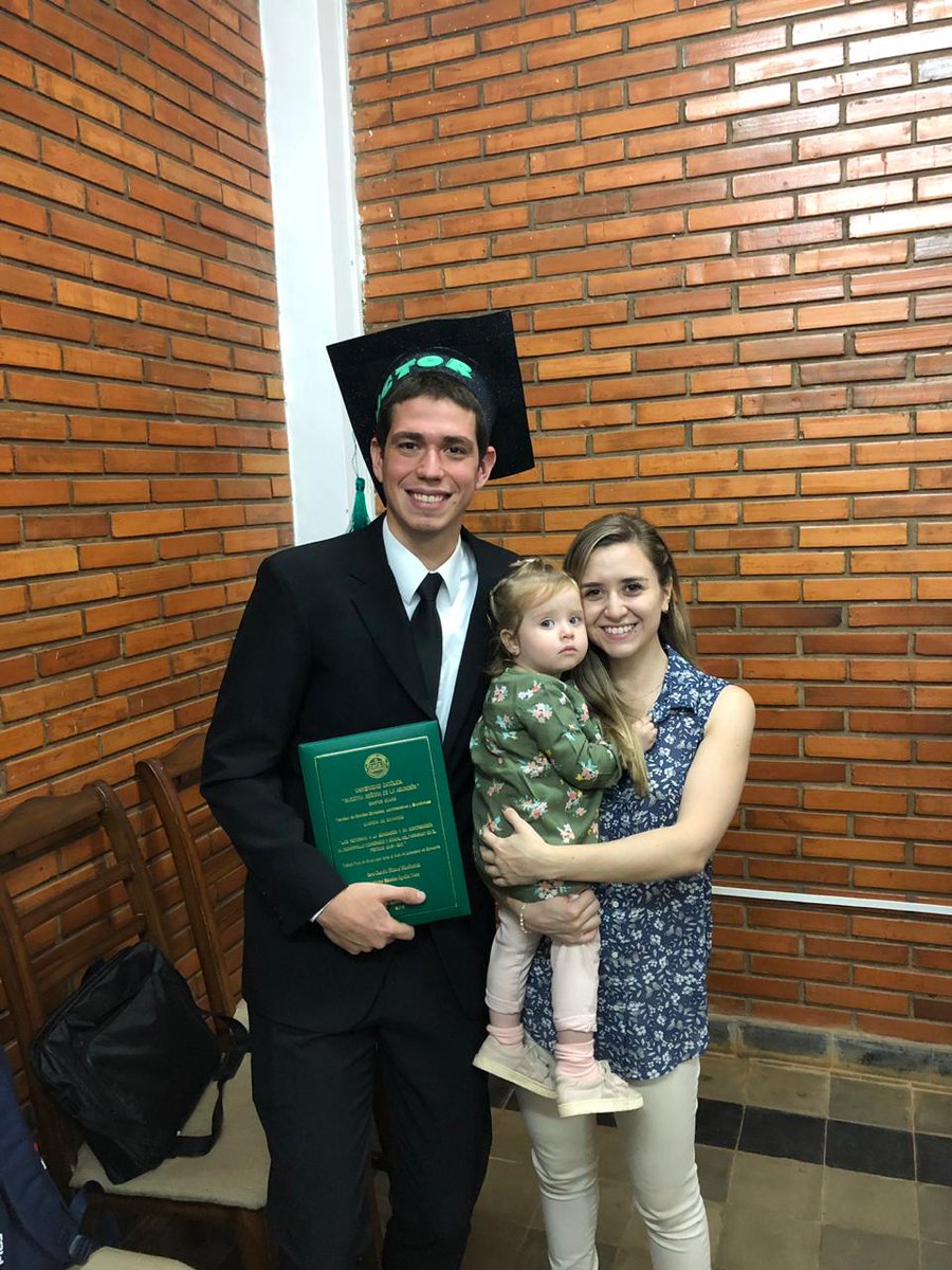 victoraguilar1's tweet photo. Holi, vengo a dejar mi felicidad por acá 🍾👨🏻‍🎓📈📊 https://t.co/bvZUZoYR1I