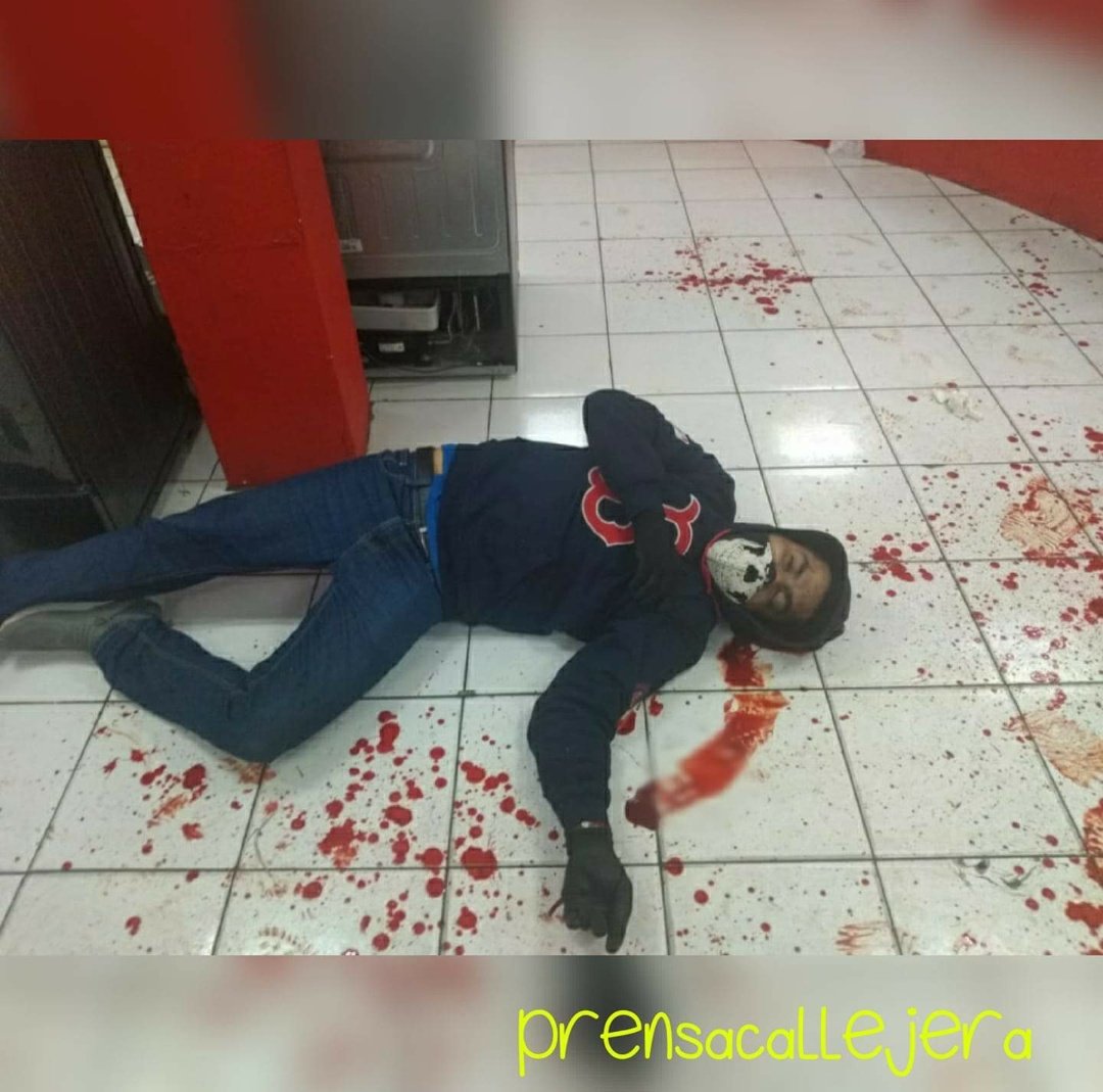 PrensaCallejera's tweet photo. #enREDES Abatido por el guardia de seguridad quedó este ladrón al intentar robar en casa de empeño #PrestaMax en colonia 19 de mayo en #Puebla #Capital https://t.co/YVIlKG6Yxz