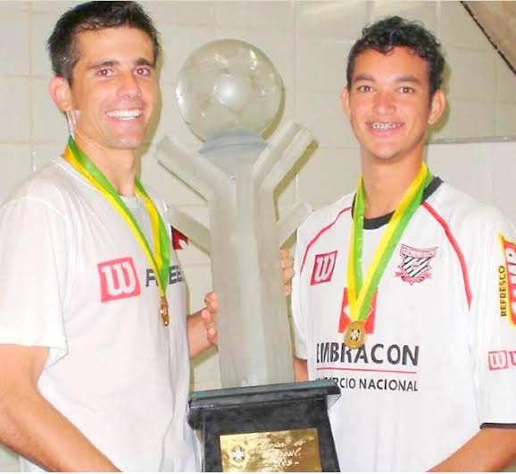 Galo_Zueira's tweet photo. Imagens de Victor e Rever na última vez que o Atlético venceu uma partida no Brasileirão. https://t.co/GMVha3OBea
