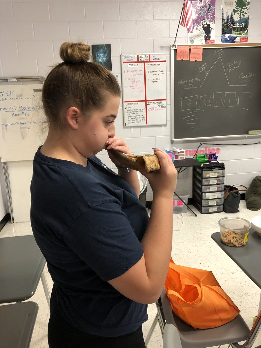 DHS JSU (Jewish Student Union) learns about and celebrates the upcoming new year, Rosh Hashana, with apples, honey, and blasting the shofar. #youdonthavetobejewish <a href="/DHSPress/">DHS Press</a> <a href="/DominionLcps/">DominionLCPS</a>