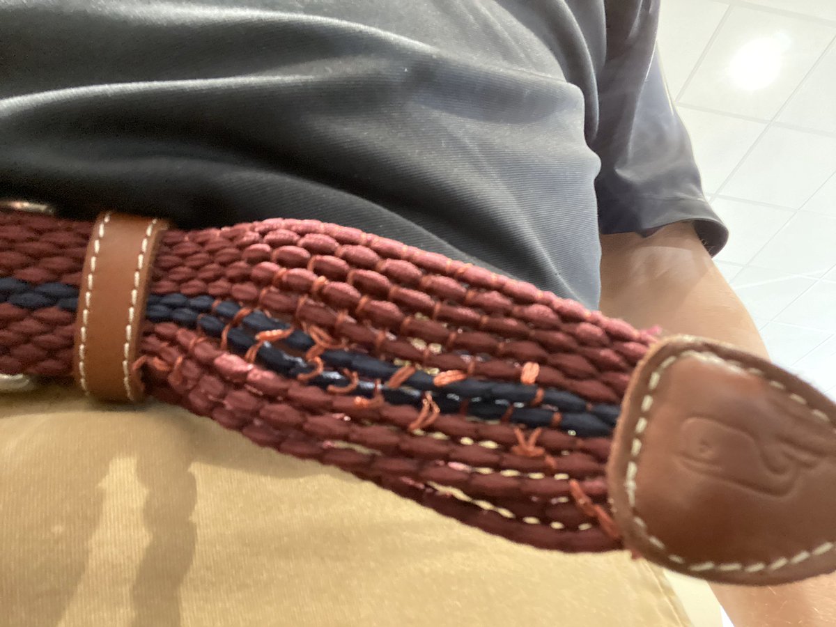 DarylCallahan's tweet photo. @vineyardvines  needs to check their quality. When you buy a brand like this, you just expect more.  #vineyardvines #didntlastlong https://t.co/AtyUtpikZf