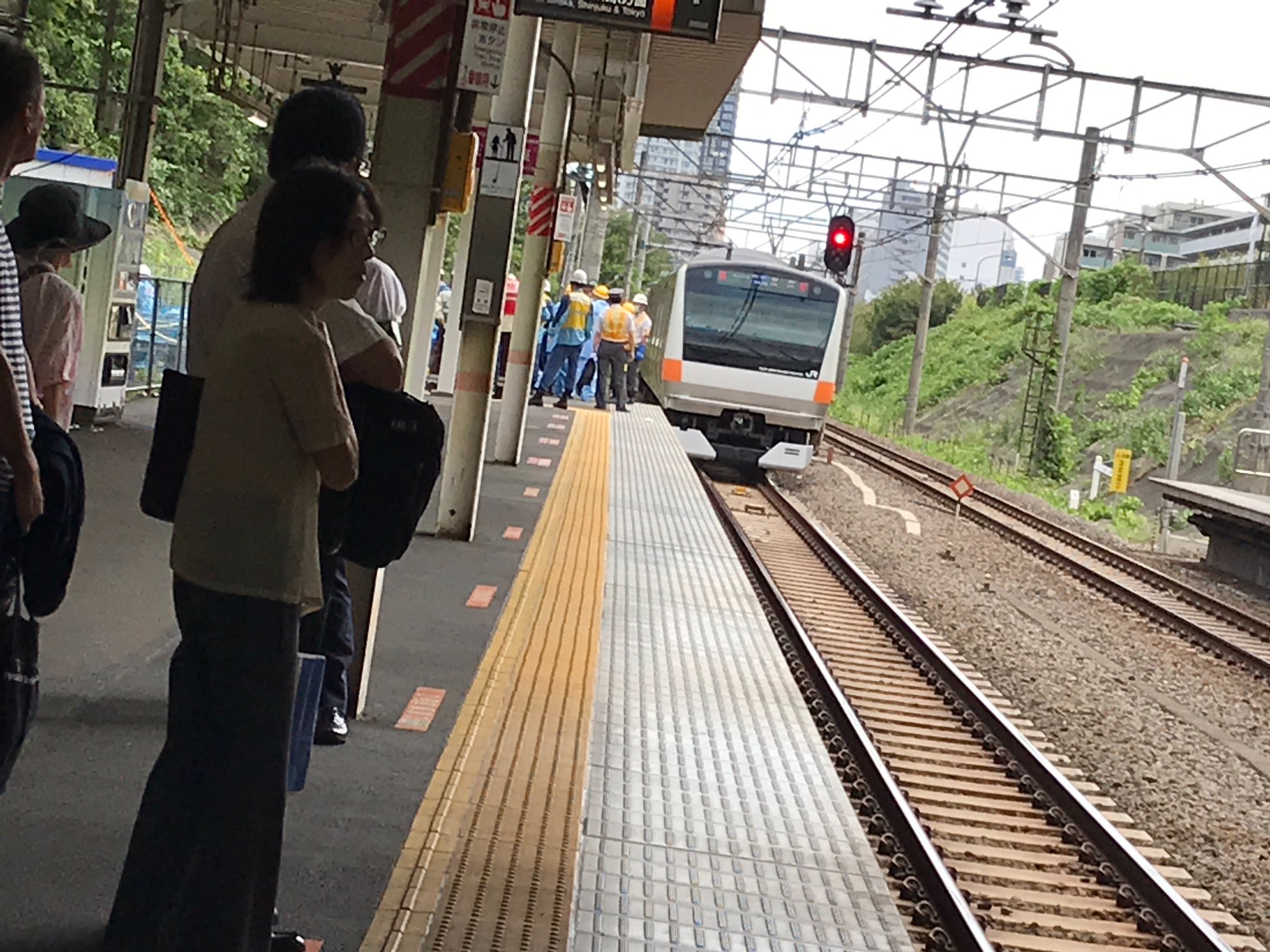 中央線の西国分寺駅の人身事故で救護活動している現場の画像