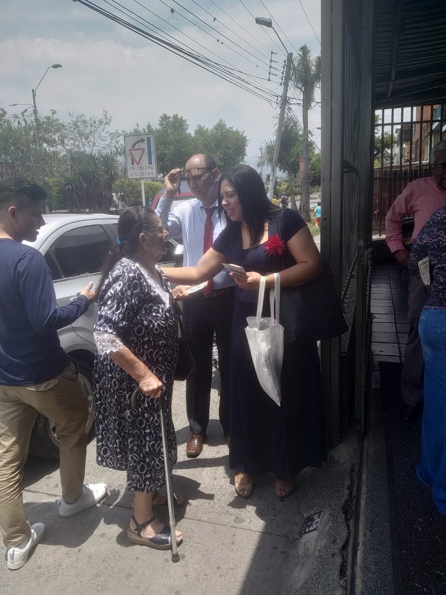 SANDRAC37755704's tweet photo. El sentido de comunidad implica Pertenencia, influencia recíproca, integración y realización de necesidades y ante todo conexión emocional compartida. Gracias a la comunidad del barrio San Luis en Cali por recibirnos. #Porunvallefeliz #Hagamoslojuntos #Asamblea https://t.co/mxtM5d12ud