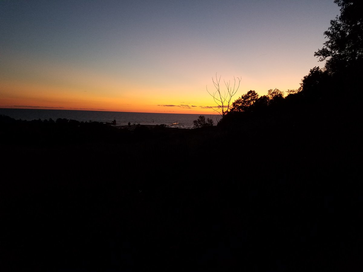 BrianPiotrzkow1's tweet photo. Sometimes you must do the hard things to get better.
203 stairs X 6
#Running
#StairRunning
#TrailRunning
#Traillife
#Sunset
#Lighthouse
#MtPisgah
#Runninglife https://t.co/gkRGIOl4Kp