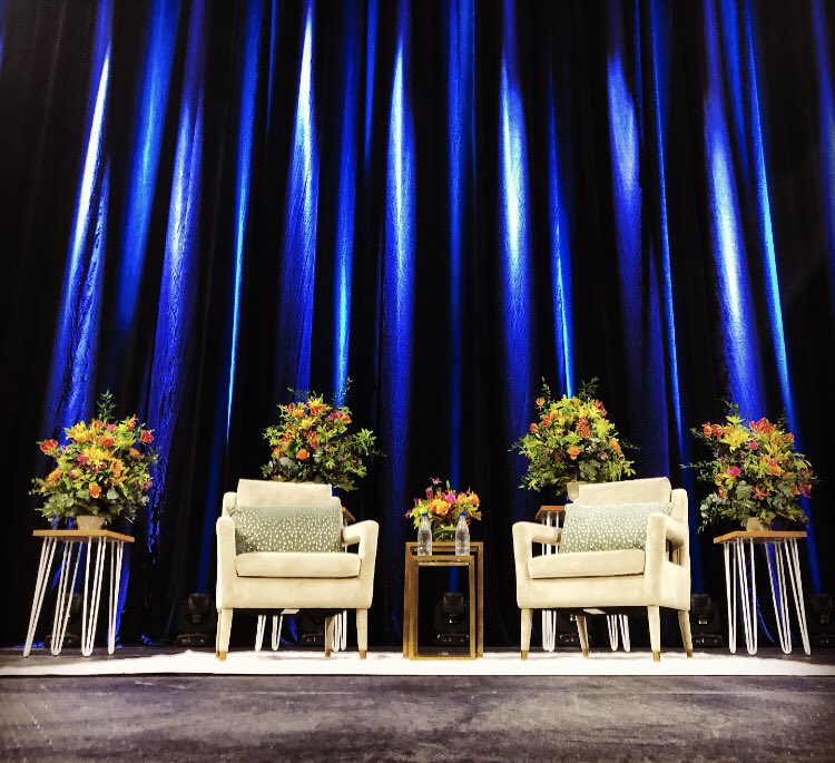 BasicBlkDesigns's tweet image. Almost show time...
#MichelleObamaInQuebecCity
#SetStyling #StageDesign #StageDecor
