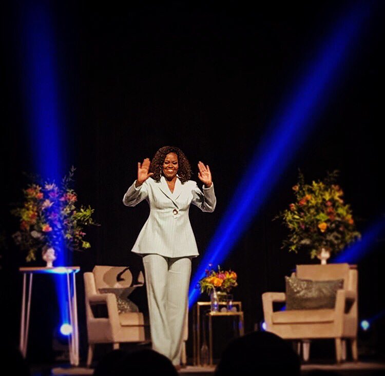 BasicBlkDesigns's tweet image. Show time...
#MichelleObamaInQuebecCity
#SetStyling #StageDesign #StageDecor