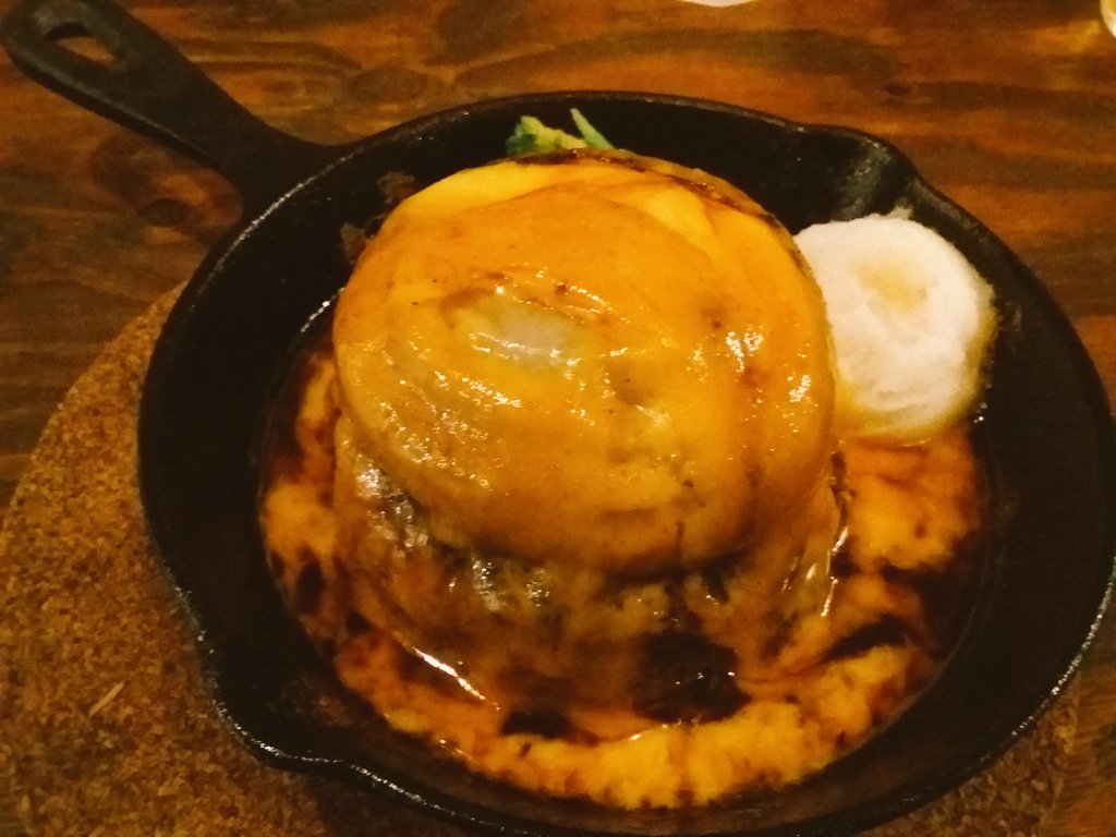 signboarder's tweet photo. いつかの昼メシ
テリヤキソースの
ハンバーグ���
チェダーにオニオン
最高😋✨
#cafe4 #カフェヨン
#specialtwo https://t.co/YxPIp686Lk