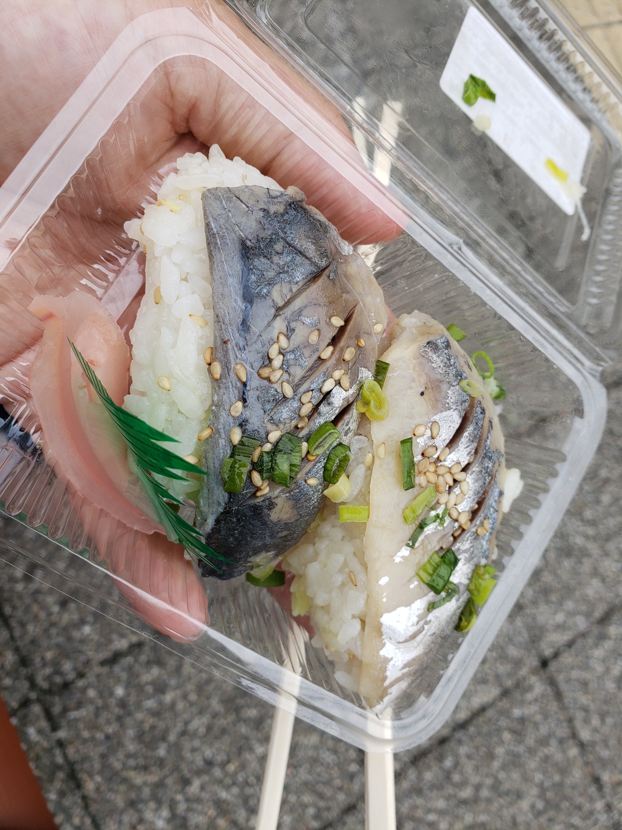 フナと納豆のひと 元マンボウ拾ったひと 高知には多様なすしがある そのすべてを食べてはいられないけれど これもそのひとつ なんの変哲もないしめアジのすしのように見えて アジを柚酢で締め 丸い 酢飯と合わせたもの やさしい柚子の味わいが