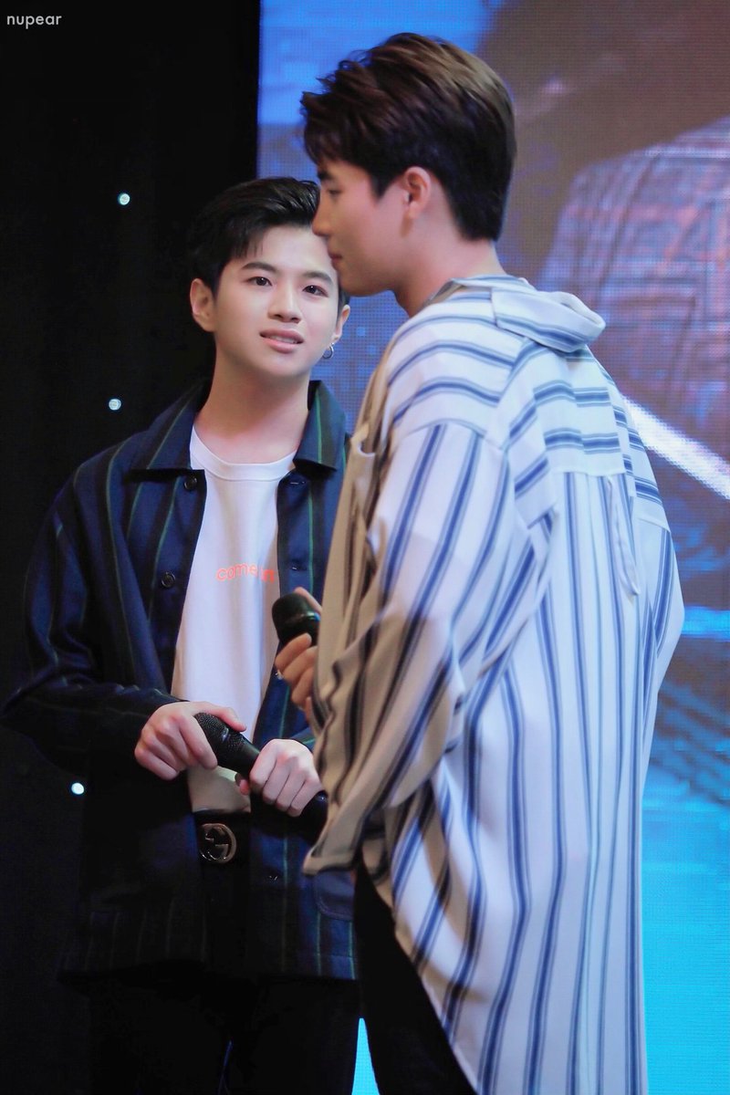nupear_photo's tweet photo. เมื่อพี่เค้ามองน้องเค้า ละมุนจุงเบย #2wish https://t.co/0HI3SPJSB4